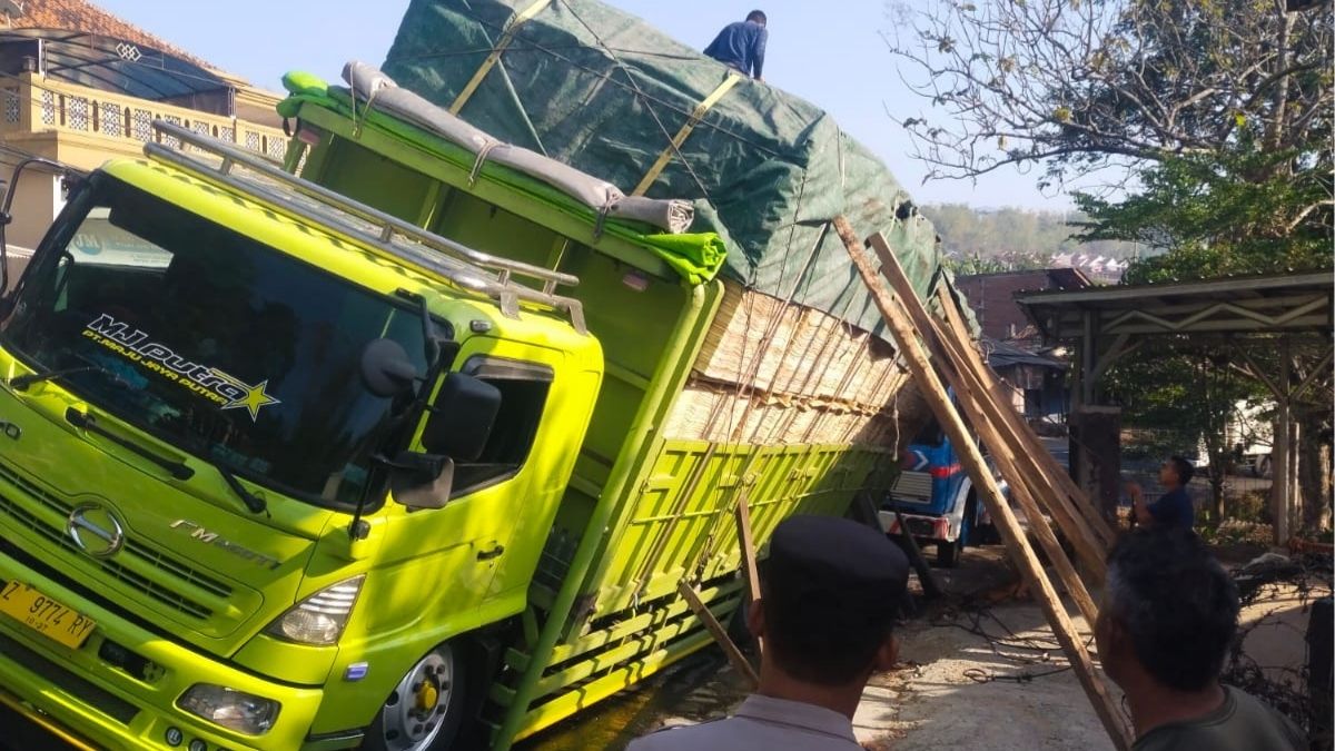 Kecelakaan Tunggal di Cibatu Garut, Fuso Bermuatan Triplek Sempat Halangi Jalan