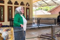 Anggota Fraksi PPP DPRD Kabupaten Garut Hj. Intannia meninjau progres dan pemanfaatan sumur bor di Kampung Cinangka, Desa Sukamerang, Kecamatan Kersamanah, 6 September 2026.
