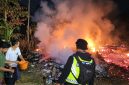 Kebakaran melanda satu unit rumah panggung di Desa Padahurip, Kecamatan Banjarwangi, Garut.