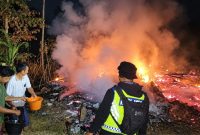 Kebakaran melanda satu unit rumah panggung di Desa Padahurip, Kecamatan Banjarwangi, Garut.