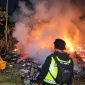 Kebakaran melanda satu unit rumah panggung di Desa Padahurip, Kecamatan Banjarwangi, Garut.