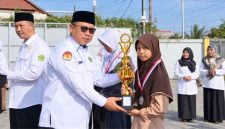 Kepala Kemenag Kabupaten Garut Hamzah Rukmana menyampaikan apresiasi kepada para siswa berprestasi dalam ajang OMI dan PORSENI saat apel pagi, Senin, 14 September 2026.