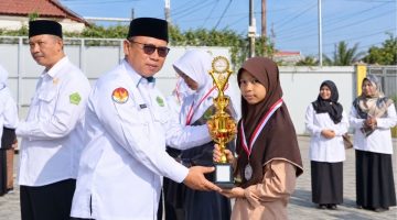 Kepala Kemenag Kabupaten Garut Hamzah Rukmana menyampaikan apresiasi kepada para siswa berprestasi dalam ajang OMI dan PORSENI saat apel pagi, Senin, 14 September 2026.
