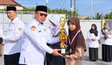Kepala Kemenag Garut Hamzah Rukmana menyampaikan apresiasi kepada siswa berprestasi OMI dan PORSENI saat apel pagi.