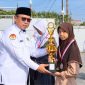 Kepala Kemenag Kabupaten Garut Hamzah Rukmana menyampaikan apresiasi kepada para siswa berprestasi dalam ajang OMI dan PORSENI saat apel pagi, Senin, 14 September 2026.