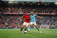 Ilustrasi pertandingan Manchester United vs Manchester City dan perubahan posisi kedua klub dalam klasemen Premier League 2026/2027