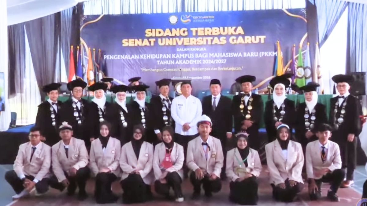 Mahasiswa baru Universitas Garut mengikuti Sidang Terbuka Senat dalam rangka PKKMB Tahun Akademik 2026/2027 di Kampus 1 UNIGA, Rabu (23/9/2026).