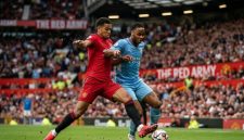 Ilustrasi jurnalistik pertandingan Man Utd vs Man City dalam lanjutan Premier League 2026/2027 di Old Trafford