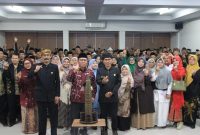 Kepala Kemenag Kabupaten Garut, H. Hamzah Rukmana, S.Ag., M.A dan Kasi Bimas Islam H. Muhtarom, M.Ag., dalam kegiatan Ngopi Pagi bersama penyuluh agama di Aula Atas Kankemenag Garut, Kamis, 10 September 2026.