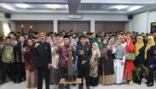 Kepala Kemenag Kabupaten Garut, H. Hamzah Rukmana, S.Ag., M.A dan Kasi Bimas Islam H. Muhtarom, M.Ag., dalam kegiatan Ngopi Pagi bersama penyuluh agama di Aula Atas Kankemenag Garut, Kamis, 10 September 2026.