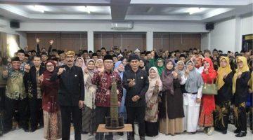 Kepala Kemenag Kabupaten Garut, H. Hamzah Rukmana, S.Ag., M.A dan Kasi Bimas Islam H. Muhtarom, M.Ag., dalam kegiatan Ngopi Pagi bersama penyuluh agama di Aula Atas Kankemenag Garut, Kamis, 10 September 2026.