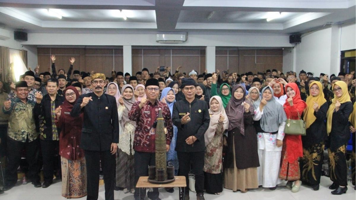 Kepala Kemenag Kabupaten Garut, H. Hamzah Rukmana, S.Ag., M.A dan Kasi Bimas Islam H. Muhtarom, M.Ag., dalam kegiatan Ngopi Pagi bersama penyuluh agama di Aula Atas Kankemenag Garut, Kamis, 10 September 2026.