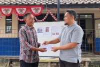 Ketua Fraksi PKS Garut menyerahkan bantuan sebagai bentuk kepedulian terhadap korban dan keluarga terdampak kecelakaan Kapal Virgo 8.