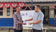 Ketua Fraksi PKS Garut menyerahkan bantuan sebagai bentuk kepedulian terhadap korban dan keluarga terdampak kecelakaan Kapal Virgo 8.
