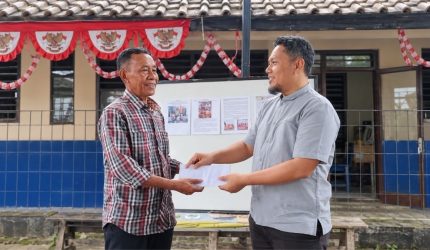 PKS Garut menyerahkan bantuan untuk korban kecelakaan Kapal Virgo 8