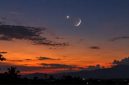 Ilustrasi fenomena astronomi ketika planet Venus tampak berdekatan dengan Bulan sabit di langit Indonesia dan di sejumlah wilayah mengalami okultasi.