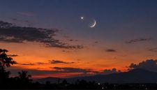 Ilustrasi fenomena astronomi ketika planet Venus tampak berdekatan dengan Bulan sabit di langit Indonesia dan di sejumlah wilayah mengalami okultasi.