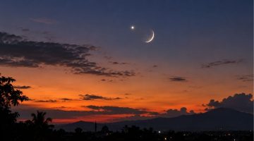 Ilustrasi fenomena astronomi ketika planet Venus tampak berdekatan dengan Bulan sabit di langit Indonesia dan di sejumlah wilayah mengalami okultasi.