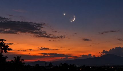 Planet Venus tampak berdekatan dengan Bulan sabit di langit Indonesia