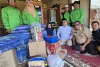 H. Aceng Malki menyalurkan santunan kepada korban kebakaran di Desa Cigedug, Garut, 14 September 2026.