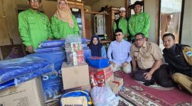 H. Aceng Malki menyalurkan santunan kepada korban kebakaran di Desa Cigedug, Garut, 14 September 2026.