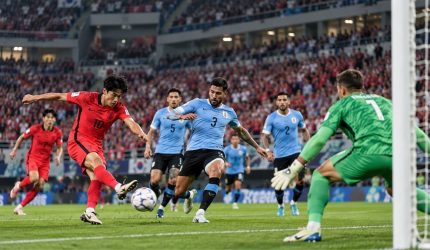 Pemain Korea Selatan dan Uruguay berduel dalam pertandingan persahabatan internasional di Seoul