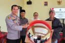 Penyerahan traffic mirror untuk dipasang di tiga titik blind spot di Desa Dayeuhmanggung, Kecamatan Cilawu, Garut.