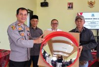 Penyerahan traffic mirror untuk dipasang di tiga titik blind spot di Desa Dayeuhmanggung, Kecamatan Cilawu, Garut.