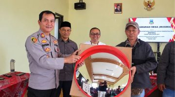 Penyerahan traffic mirror untuk dipasang di tiga titik blind spot di Desa Dayeuhmanggung, Kecamatan Cilawu, Garut.