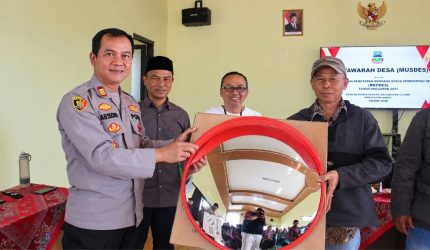 Traffic mirror untuk meningkatkan keselamatan pengguna jalan di Dayeuhmanggung Cilawu