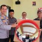 Penyerahan traffic mirror untuk dipasang di tiga titik blind spot di Desa Dayeuhmanggung, Kecamatan Cilawu, Garut.