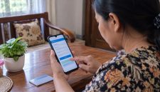 Ilustrasi masyarakat memeriksa status bantuan sosial melalui portal resmi Cek Bansos Kemensos.