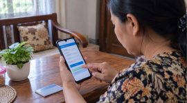 Ilustrasi masyarakat memeriksa status bantuan sosial melalui portal resmi Cek Bansos Kemensos.