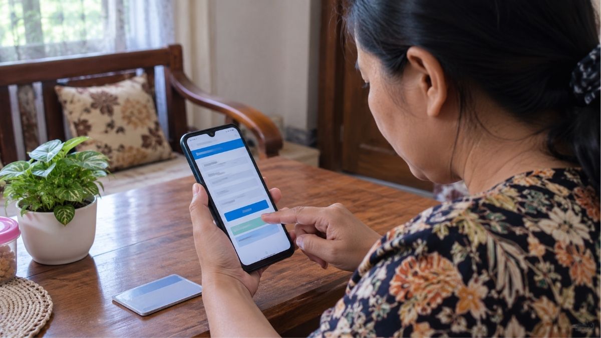 Ilustrasi masyarakat memeriksa status bantuan sosial melalui portal resmi Cek Bansos Kemensos.