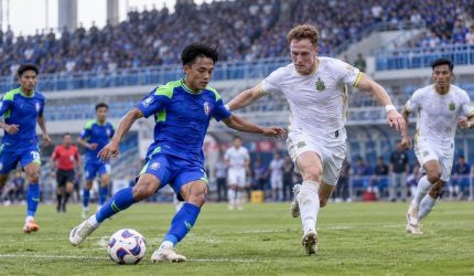 Pemain Arema FC dalam pertandingan sepak bola menjelang laga melawan Bhayangkara FC