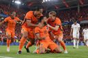 Timnas Belanda merayakan kemenangan 2-1 atas Serbia di Philips Stadion, Eindhoven, dalam UEFA Nations League 2026/2027. Ilustrasi Warta Garut