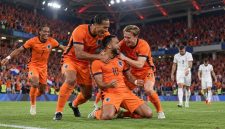 Timnas Belanda merayakan kemenangan 2-1 atas Serbia di Philips Stadion, Eindhoven, dalam UEFA Nations League 2026/2027. Ilustrasi Warta Garut