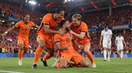 Timnas Belanda merayakan kemenangan 2-1 atas Serbia di Philips Stadion, Eindhoven, dalam UEFA Nations League 2026/2027. Ilustrasi Warta Garut 