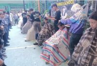 Kepala MTsN 1 Garut, Dr. H. Pepen Supendi, S.Ag., M.M.Pd., bersama tim madrasah menggelar kegiatan cukur rambut gratis bagi siswa laki-laki di lapangan utama MTsN 1 Garut, Senin (5/10/2026).