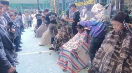 Kepala MTsN 1 Garut, Dr. H. Pepen Supendi, S.Ag., M.M.Pd., bersama tim madrasah menggelar kegiatan cukur rambut gratis bagi siswa laki-laki di lapangan utama MTsN 1 Garut, Senin (5/10/2026).