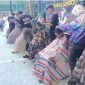 Kepala MTsN 1 Garut, Dr. H. Pepen Supendi, S.Ag., M.M.Pd., bersama tim madrasah menggelar kegiatan cukur rambut gratis bagi siswa laki-laki di lapangan utama MTsN 1 Garut, Senin (5/10/2026).