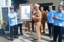 Direktur Utama Perumda Air Minum Tirta Intan Garut, Dr. H. Dadan Hidayatulloh, S.Ag., M.I.Pol., memberikan keterangan kepada wartawan di kantor PDAM Tirta Intan Garut, Selasa (13/10/2026).