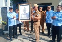 Direktur Utama Perumda Air Minum Tirta Intan Garut, Dr. H. Dadan Hidayatulloh, S.Ag., M.I.Pol., memberikan keterangan kepada wartawan di kantor PDAM Tirta Intan Garut, Selasa (13/10/2026).