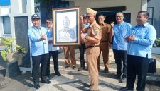 Direktur Utama Perumda Air Minum Tirta Intan Garut, Dr. H. Dadan Hidayatulloh, S.Ag., M.I.Pol., memberikan keterangan kepada wartawan di kantor PDAM Tirta Intan Garut, Selasa (13/10/2026).