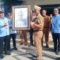 Direktur Utama Perumda Air Minum Tirta Intan Garut, Dr. H. Dadan Hidayatulloh, S.Ag., M.I.Pol., memberikan keterangan kepada wartawan di kantor PDAM Tirta Intan Garut, Selasa (13/10/2026).