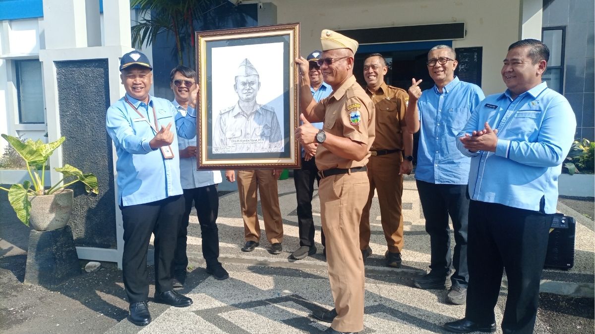 Direktur Utama Perumda Air Minum Tirta Intan Garut, Dr. H. Dadan Hidayatulloh, S.Ag., M.I.Pol., memberikan keterangan kepada wartawan di kantor PDAM Tirta Intan Garut, Selasa (13/10/2026).