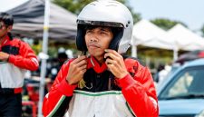 Dede Sunandar mendapat penanganan medis setelah sempat tak sadarkan diri dalam laga Kapolda Fighter Match 2026 di GOR Kota Jambi.( IG: Dede Sunandar)