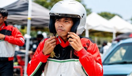 Dede Sunandar mendapat penanganan medis usai tak sadarkan diri di ring