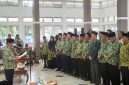 Ketua Pimpinan Daerah DMI Kabupaten Garut, Rd. Aas Kosasih, S.Ag., M.Pd., menyampaikan rencana program pemberdayaan ekonomi jemaah dan revitalisasi masjid seusai pelantikan pengurus DMI periode 2026–2031 di Pendopo Garut, 29 Oktober 2026