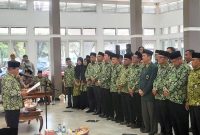 Ketua Pimpinan Daerah DMI Kabupaten Garut, Rd. Aas Kosasih, S.Ag., M.Pd., menyampaikan rencana program pemberdayaan ekonomi jemaah dan revitalisasi masjid seusai pelantikan pengurus DMI periode 2026–2031 di Pendopo Garut, 29 Oktober 2026